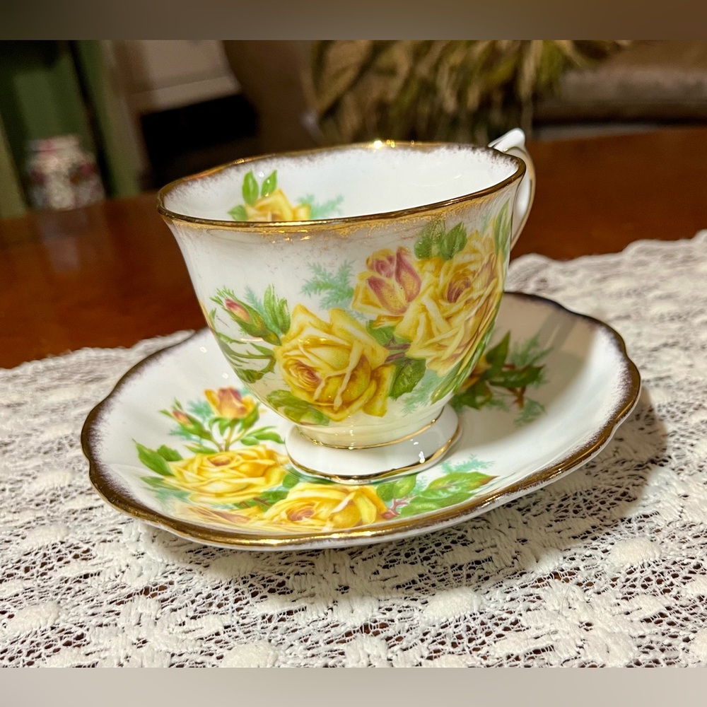 Royal Albert Tea Rose teacup and saucer #839056